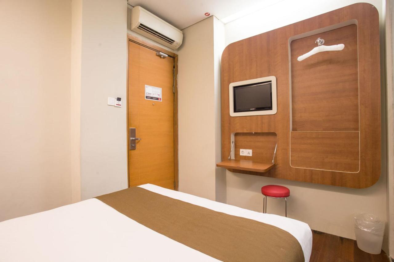 Life Hotel Mayjend Sungkono Surabaya Buitenkant foto