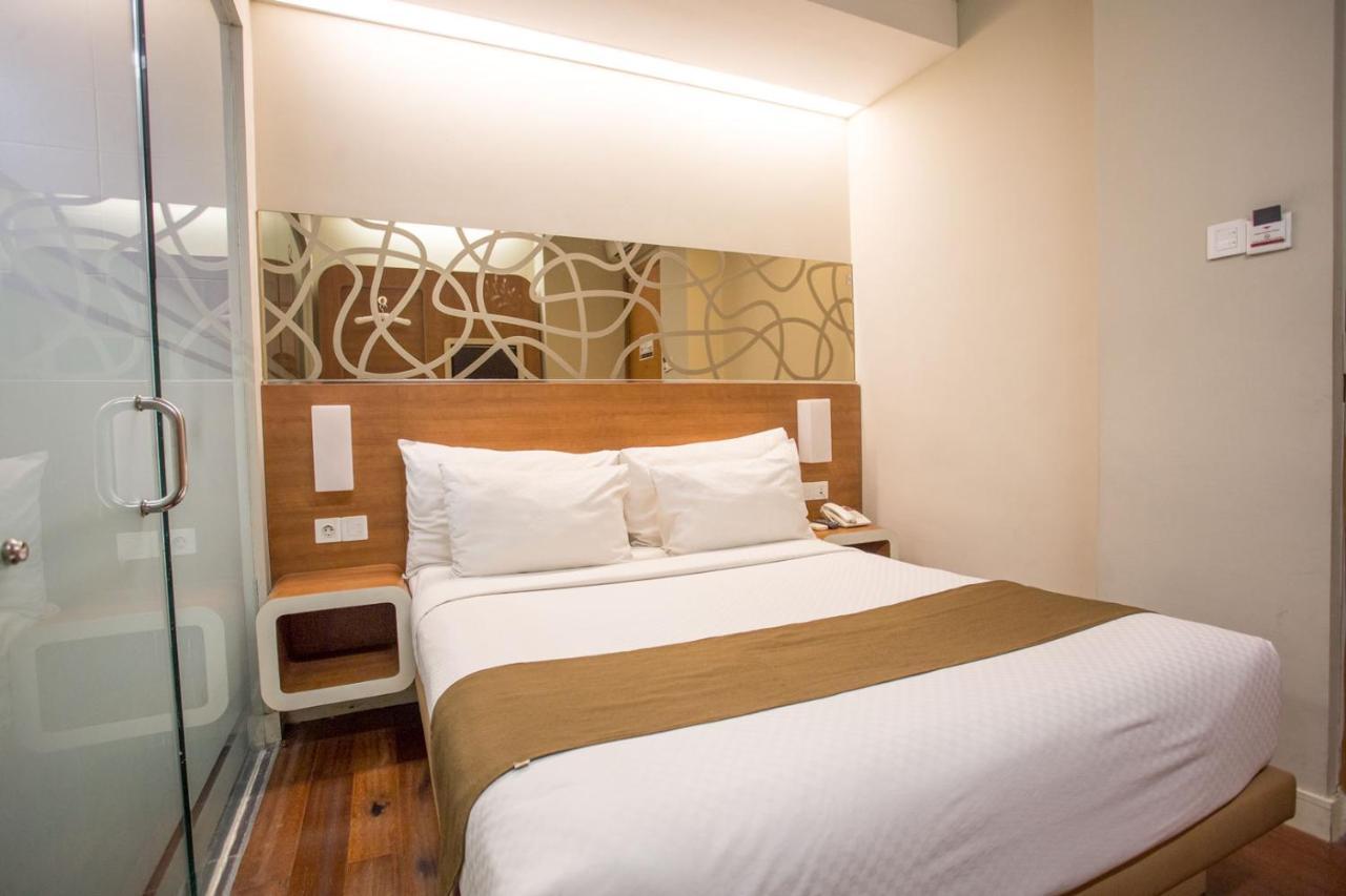 Life Hotel Mayjend Sungkono Surabaya Buitenkant foto