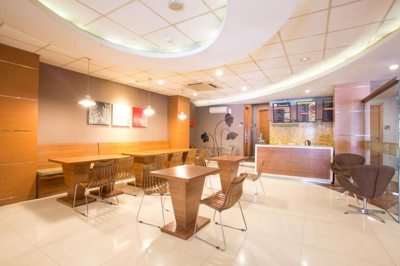 Life Hotel Mayjend Sungkono Surabaya Buitenkant foto